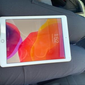 I put it for 350$ but I can put it to 300$ not more and also it’s a apple ipad 5